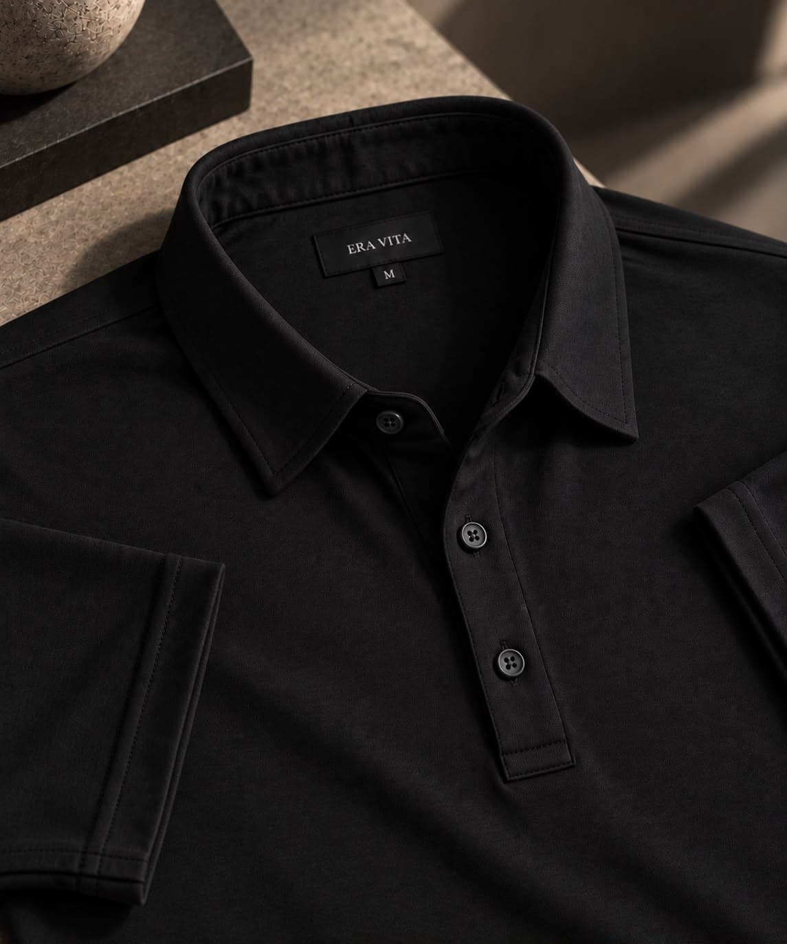 FORM 1 in Black. Structured self-fabric collar. Cotton interlock.